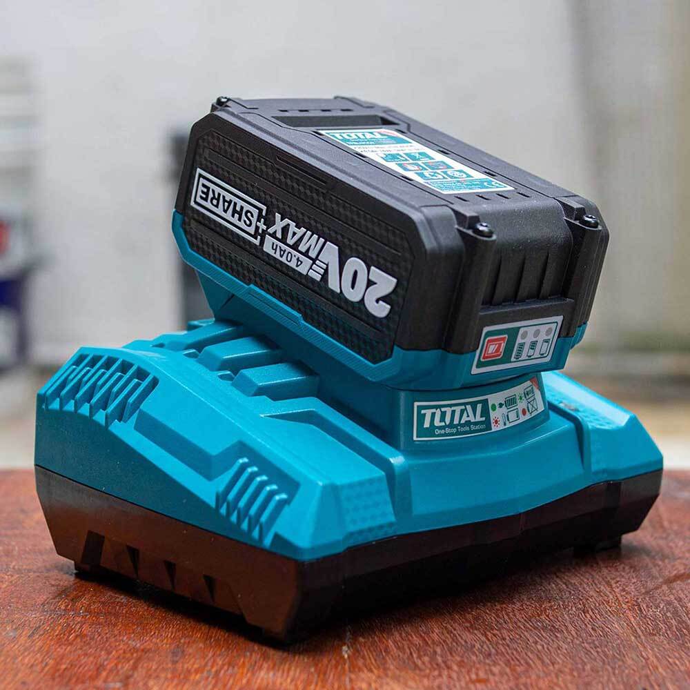 FAST INTELLIGENT CHARGER 4A TOTAL